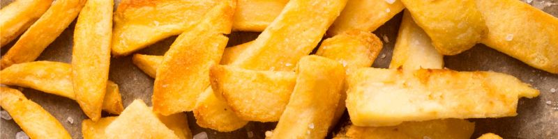Pommes de terres bio cuisinés en frites avec du sel